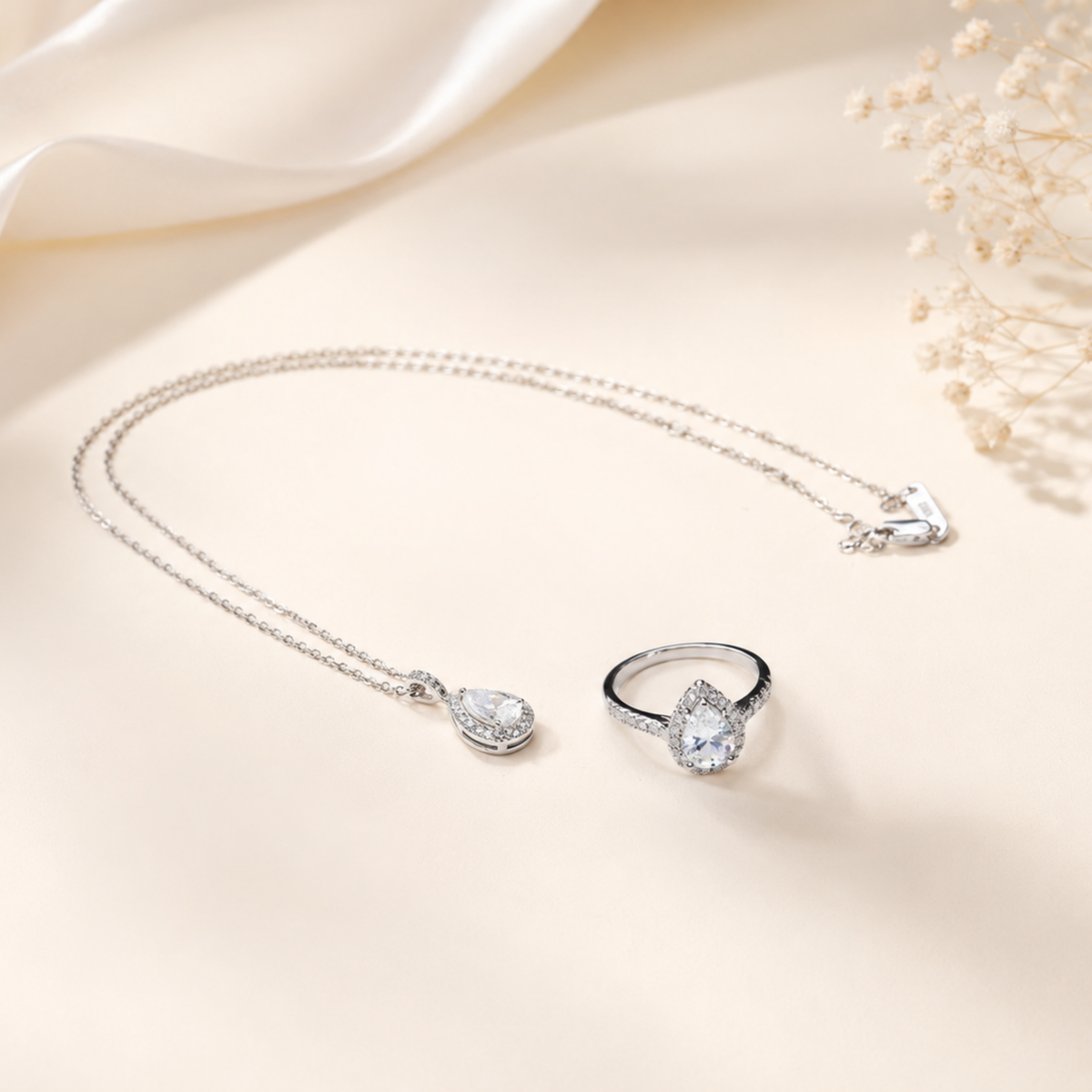Lumière Pear Stud Earrings